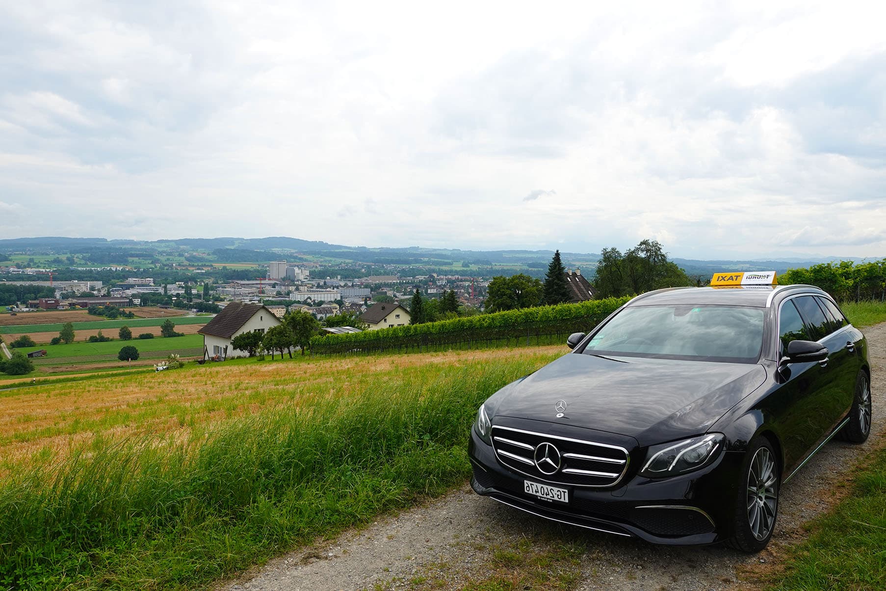 Thurgi-taxi fährt auf malerischer Straße durch üppige grüne Landschaft